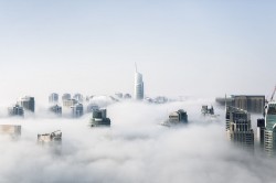 عکس زمینه ساختمان های بلند در ابر