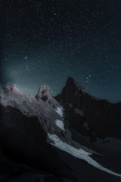 عکس زمینه کوه های راکی ​​در طول شب