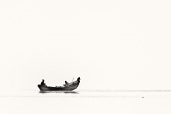 عکس زمینه دو فرد قایق سوار در آب