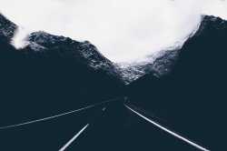 عکس زمینه جاده در کوهستان