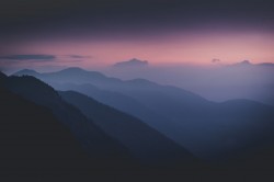 عکس زمینه نمای قله کوه ها در سحر