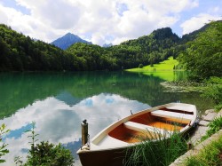 عکس زمینه قایق و کوه و دریاچه