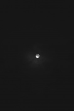عکس زمینه ماه پوشش داده شده با ابرهای سیاه