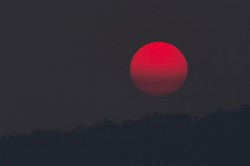 عکس زمینه ماه قرمز در طول شب
