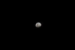 عکس زمینه سیاه و سفید از نیمه ماه