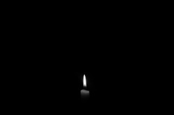 عکس زمینه شمع روشن تاریک سیاه و سفید