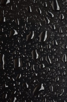 عکس زمینه قطره باران بر روی سطح شیشه ای