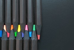 عکس زمینه مداد رنگی مشکی جالب