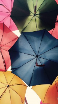 عکس زمینه چتر های رنگارنگ