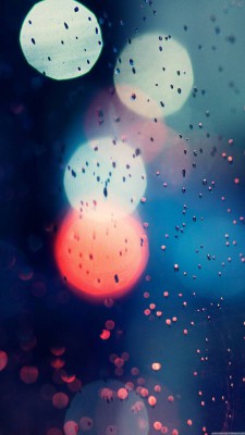 عکس زمینه نور و قطره های باران محو پشت شیشه