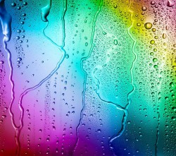 عکس زمینه قطره باران و شیشه رنگین کمانی