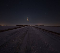 عکس زمینه جاده برفی وشب و ماه